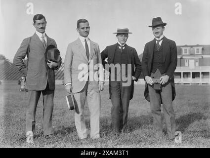 Deutsche in Princeton -- Weitzer - Lt. Reichenau - Dr. Bemer [d. h. Berner] - Carl Diem, zwischen 1910 und 1915. Zeigt Deutsche, die 1913 die Vereinigten Staaten besuchten, um die geplanten Olympischen Spiele 1916 in Berlin vorzubereiten, die aufgrund des Ersten Weltkriegs abgesagt wurden. Darunter sind: (Von links nach rechts) Josef Waitzer (1884–1966), deutscher Leichtathlet und Trainer, Militäroffizier Walter von Reichenau (1884–1942), Sportautor Dr. Martin Berner und Sportmanager Carl Diem (1882–1962). Diem wurde später Organisator der Olympischen Sommerspiele 1936. Stockfoto