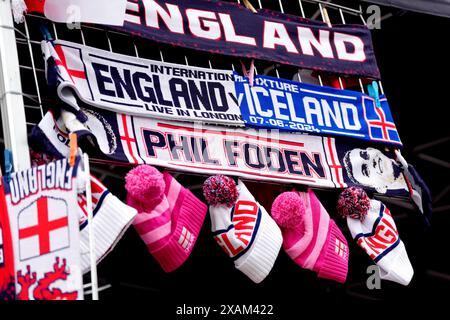 England Merchandise zum Verkauf vor einer internationalen Freundschaft im Wembley Stadium, London. Bilddatum: Freitag, 7. Juni 2024. Stockfoto