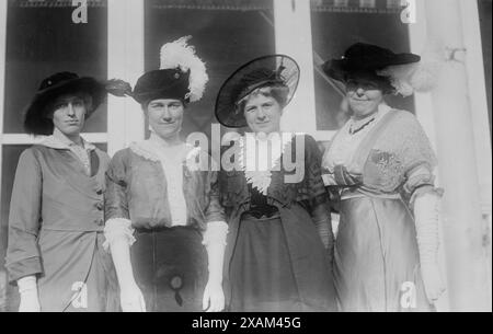Jessie Wilson -- Elisa [i.e., Eliza] Dodge -- Mrs. D.H. Morris -- Mrs. H. Bremer, 1913. Shows activist Jessie Woodrow Wilson Sayre (1887-1933), daughter of U.S. President Woodrow Wilson; Miss Elizabeth W. Dodge (daughter of Cleveland Dodge), Mrs. D.H. Morris and immigration specialist Mrs Harry M. Bremer, possibly at a YWCA meeting, Oct. 21, 1913. Stockfoto