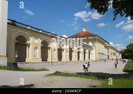 Seitenansicht des Schlosses Schleissheim im Dorf Oberschleissheim, Vorort von München, Bayern, Deutschland. Stockfoto