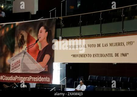 Mexiko-Stadt, Mexiko. Juni 2024. Eine Decke mit dem Bild der designierten Präsidentin Claudia Sheinbaum Pardo ist während der Legislativsitzung der Ständigen Kommission des Kongresses der Union zu sehen. Am 6. Juni 2024 in Mexiko-Stadt. (Foto: Luis Barron/Eyepix Group/SIPA USA) Credit: SIPA USA/Alamy Live News Stockfoto