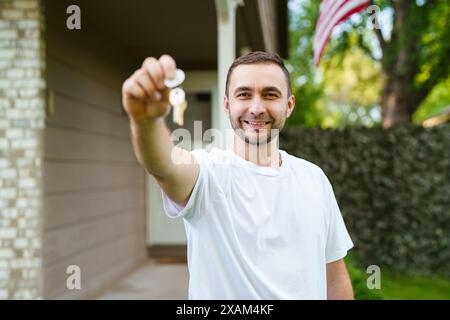 Die Hände eines Mannes zeigen den neuen Hausschlüssel Stockfoto