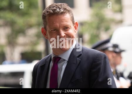 London, Großbritannien. Juni 2024. Rhun ap Iorwerth, der Anführer von Plaid Cymru, kommt zum BBC Broadcasting House für die erste Wahldebatte. Quelle: Justin Ng/Alamy Live News Stockfoto