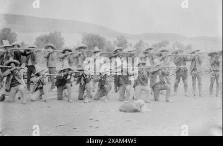 Revolucionarios Haciendo Fuego, 1911. Zeigt Soldaten während der mexikanischen Revolution. Stockfoto