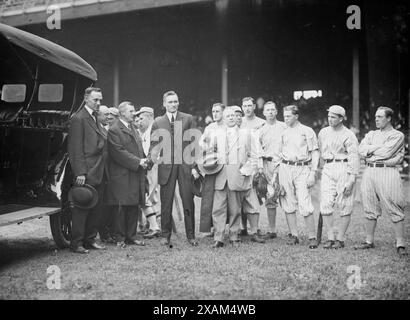 Präsentation von Auto für Walter Johnson, Washington AL (Baseball), 1913. Zeigt den Baseballspieler Walter Johnson, der zum Most Valuable Player der American League ernannt wurde und den Chalmers Award eines neuen Chalmers-Automobils erhielt. Stockfoto
