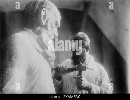 Serge Mercouroff und Tolstoi, zwischen 1910 und 1915. Zeigt den russischen Bildhauer Sergej Dmitriewitsch Merkurow (1881–1952), der an seiner Statue von Leo Tolstoi arbeitet. Stockfoto