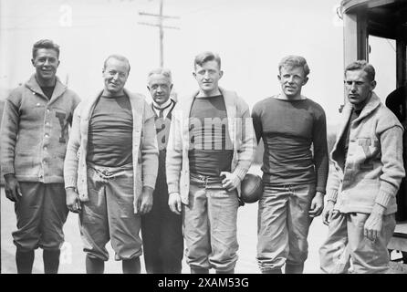 Spalding - Baumeister [d. h. Bomeisler] - Bull - Gallauer - Ketcham (Kapitän) - Howard Jones - Yale Coaches and Capt., 1913. Zeigt Mitglieder der Yale University Football-Mannschaft, darunter Howard Harding Jones (1885–1941), der 1909 und 1913 die Yale Football-Mannschaft trainierte, Henry „Hank“ Ketcham (1891–1986), Douglas M. „Bo“ Bomeisler (1892–1953), Jesse Spalding, Carl Gallauer Jr. (1890–1964) und Dr. William T. Bull Stockfoto