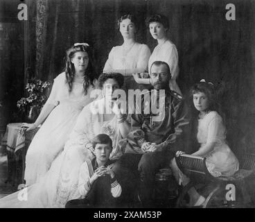 Königliche russische Familie, 1914. Zeigt Mitglieder der Romanovs, der letzten königlichen Familie Russlands, einschließlich: Sitzende (von links nach rechts) Marie, Königin Alexandra, Zar Nikolaus II., Anastasia, Alexei (vorne), und stehend (von links nach rechts), Olga und Tatiana. Stockfoto