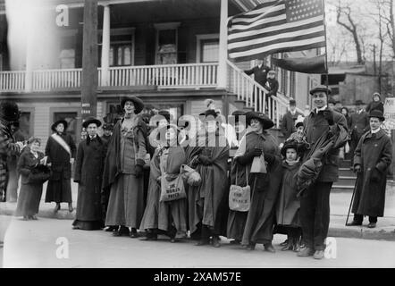 Wanderung nach Albany, 1/1/14, 1914.Eva Ward, Martha Klatschkin, Ida Craft, der Suffragist General Rosalie Jones und der Standardträger Milton Wend. Stockfoto