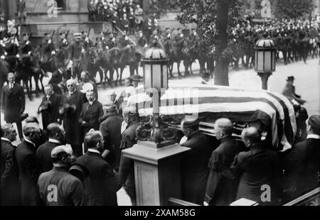 Gaynor Sarg von zu Hause nehmen, um im Rathaus zu liegen, 1913. Zeigt Sarg vor William Jay Gaynors Haus an der 20 Eighth Avenue, Brooklyn, New York. Gaynor (1849–1913) war Bürgermeister von New York City. Stockfoto