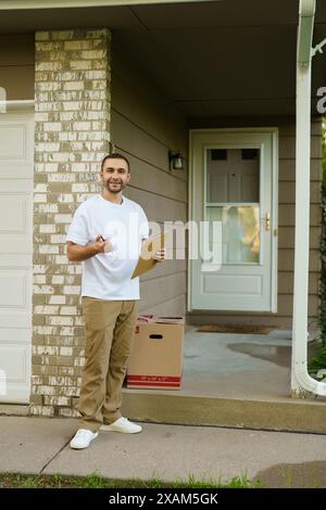 Zustellungsdienst, Post, Personen und Versandkonzept - Mann mit Paketkasten läutet die Tür des Kunden Stockfoto