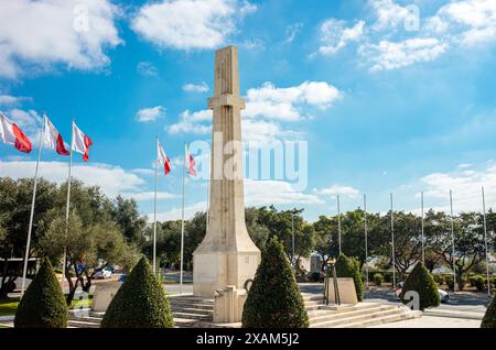 Valletta, Malta-19FEB2023-das war Memorial, Monument Tal-Gwerra ist ein Gedenkobelisk in Floriana, Malta. Stockfoto