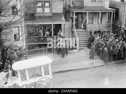 Die Leiche von Dago Frank wird zum Leichenwagen getragen, 1914. Zeigt die Beerdigung von Dago Frank Cirofici, einem New Yorker Kriminellen, der wegen Mordes an Herman Rosenthal verurteilt wurde, zusammen mit seinen Kollegen Harry Horowitz „Gyp the Blood“, Louis Rosenberg (Rosenweig) „Lefty Louis“ und „Whitey“ Lewis (Frank Seidenshner) am 16. Juli 1912. Die vier Männer wurden am 13. April 1914 im Sing Sing Prison in Ossining, New York, hingerichtet. Stockfoto