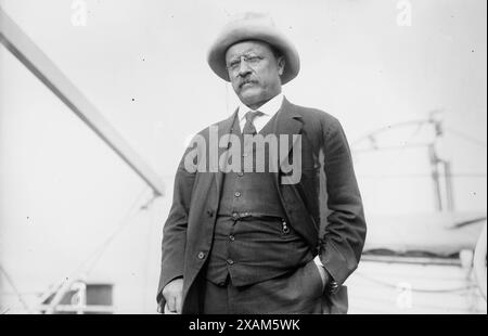 Oberst Theo. Roosevelt, 1915. Zeigt den ehemaligen Präsidenten Theodore Roosevelt auf dem Deck des Dampfschiffes Aidan im Hafen von New York nach seiner Expedition nach Südamerika. Stockfoto