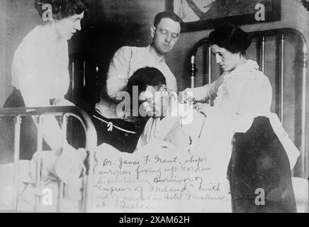 Dr. James F. Grant, Schiffschirurg, reparierte Gordon G. Davidson, Überlebender der EMPRESS OF IRELAND, im Hotel Frontenac in Quebec, 1914. Zeigt Dr. James F. Grant (1887–1947), der den Untergang der RMS Empress of Ireland am Saint Lawrence River am 29. Mai 1914 überlebte und anderen Überlebenden half. Stockfoto