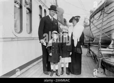 Familie H.W. Thornton &amp; zwischen 1910 und 1915. Der Geschäftsmann Sir Henry Worth Thornton (1871–1933), der als General Superintendent der Long Island Rail Road (1911–1914), General Manager der Great Eastern Railway in England (1914–1922) und Präsident der Canadian National Railways (1922–1932) mit seiner Frau (Virginia D. Blair) und zwei Kindern diente. James Worth Thornton und Anna Blair Thornton. Stockfoto