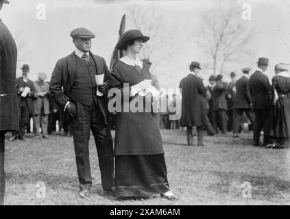 H.K. Vingut &amp; Ehefrau, 1914. Zeigt Harry K. Vingut und seine Frau, die ehemalige Edith Augusta Gaynor, auf Henry Payne Whitneys Landsitz, Wheatley, für die Jahrestagung der Meadowbrook Steeplechase Association. Stockfoto