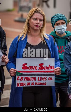 Den Haag, Südholland, Niederlande. Juni 2024. Ein Demonstrant hält ein Protestschild mit der Aufschrift "Rettet den Sudan: 2,5 Millionen Leben in 3 Monaten gefährdet". Die Sudanesische Flüchtlingsorganisation und die Gruppe treten für den Sudan ein und protestierten in den Haag, Niederlande, für ein Ende der Gewalt im Sudan. Diese Organisationen forderten ein Ende der Gewalt, die Unterstützung der humanitären Hilfe im Sudan und die Schaffung eines weltweiten Bewusstseins für die Gewalt. (Kreditbild: © James Petermeier/ZUMA Press Wire) NUR REDAKTIONELLE VERWENDUNG! Nicht für kommerzielle ZWECKE! Stockfoto