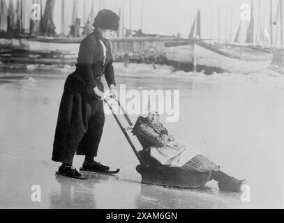 In Holland, 1914. Möglicherweise zeigt Junge und Mädchen in Volendam, Niederlande, in traditioneller lokaler Kleidung. Stockfoto