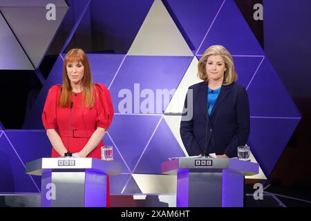 Die stellvertretende Labour-Vorsitzende Angela Rayner (links) und die Commons Leader Penny Mordaunt nehmen an der von BBC-Nachrichtensprecherin Mishal Husain veranstalteten Wahldebatte im BBC Broadcasting House in London vor den Parlamentswahlen am 4. Juli Teil. Bilddatum: Freitag, 7. Juni 2024. Stockfoto