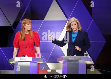 Die stellvertretende Labour-Vorsitzende Angela Rayner (links) und die Commons Leader Penny Mordaunt nehmen an der von BBC-Nachrichtensprecherin Mishal Husain veranstalteten Wahldebatte im BBC Broadcasting House in London vor den Parlamentswahlen am 4. Juli Teil. Bilddatum: Freitag, 7. Juni 2024. Stockfoto