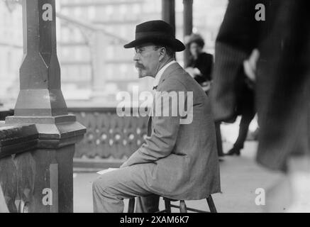 Link. Steffens, 1914. Zeigt die US-amerikanische Journalistin, Dozentin und politische Philosophin Lincoln Steffens (1866–1936) am Union Square in New York City. Stockfoto