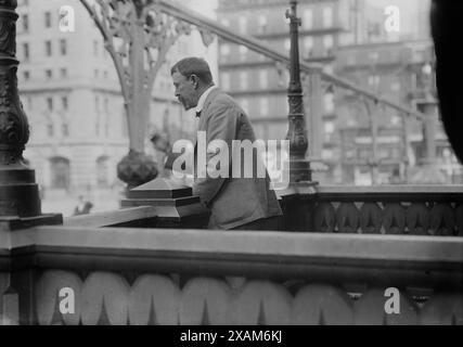 Link. Steffens, 1914. Lincoln Steffens (1866–1936), ein US-amerikanischer Journalist, Dozent und politischer Philosoph, der am Union Square in New York City spricht. Stockfoto