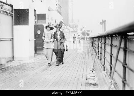 Lady Sybil Grey &amp; Lady Evelyn Grey Jones auf VATERLAND, 1914. Zeigt Lady Evelyn Alice Grey (1886–1971) und Lady Sybil Grey (1882–1966), die Töchter des britischen Adligen und Politikers Albert Henry George Grey, 4. Earl Grey (1851–1917), der als Generalgouverneur von Kanada diente. Stockfoto