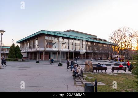 Belgrad, Serbien - 8. Februar 2024: Die serbische Nationalbibliothek befindet sich auf dem Hochplateau von Vracar in Belgrad. Stockfoto