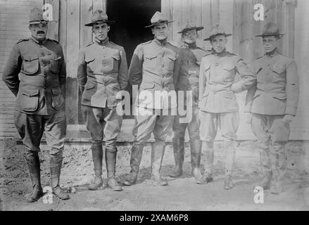 Lt. J.K. Hume, Lt. J.P. Wheeler, Capt. E. Portner, Capt. G. P. Rodney, Capt. T.D. Woodson, Lt. Ned Miller, zwischen 1910 und 1915. Möglicherweise zeigt er Mitglieder der Colorado National Guard oder Bundestruppen, die an dem Kohleangriff von 1913-1914 beteiligt waren. Stockfoto