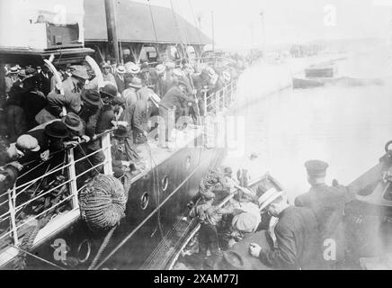 Rimouski - Landekörper am Kai, 1914. Zeigt Leichen, die von der RMS Empress of Ireland, die am 29. Mai 1914 auf dem Saint Lawrence River sank, nach Rimouski, Quebec, Kanada gebracht wurden. Stockfoto