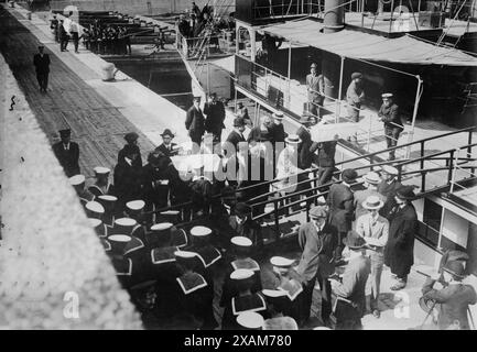 Seeleute, die Kinder in Särgen von LADY GREY in Quebec mitnehmen, 1914. Zeigt Seeleute, die Särge von Lady Grey in Quebec City, Kanada, nehmen. Särge enthielten Leichen von Fahrgästen der RMS Empress of Ireland, die am 29. Mai 1914 am Saint Lawrence River sank. Stockfoto