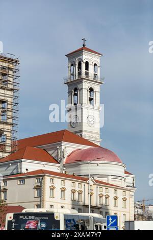 Pristina, Kosovo - 5. Februar 2024: Außenansicht der Kathedrale der Heiligen Mutter Teresa, einer römisch-katholischen Kathedrale in Pristina, Kosovo. Stockfoto