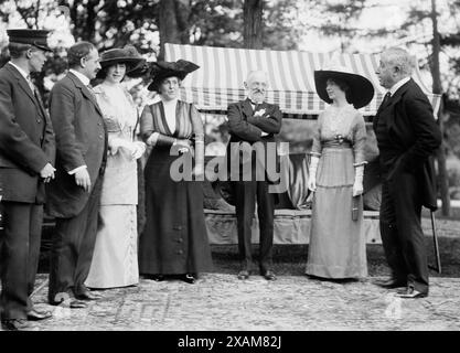 Mrs. B. Cochran [d. h. Cockran], Mrs. Oscar Straus, Oscar Straus, Mrs. T. Roosevelt Jr., B. Cochran [d. h. Cockran], 1912. Zeigt Lucien Laurent Bonheur (* 1864) (ganz links), Oscar Straus (1850–1926), Kandidat der Bull Moose Party für den Gouverneur von New York 1912 und Eleanor B. Roosevelt. Die Veranstaltung fand im Landhaus des Politikers William Bourke Cockran (1854–1923) in Port Washington, Long Island, New York State statt. Stockfoto