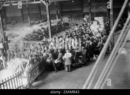 Griechen gehen auf Madonna, 1912. Aufgenommen, als griechische Einwanderer New York City verließen, um in ihr Land zurückzukehren und im Ersten Balkankrieg zu kämpfen, der im Oktober 1912 begann. Stockfoto