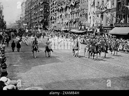 G.A.R. Parade, Rochester, zwischen 1910 und 1915. Zeigt Veteranen der Grand Army of the Republic in einer Parade in Rochester, New York. Stockfoto