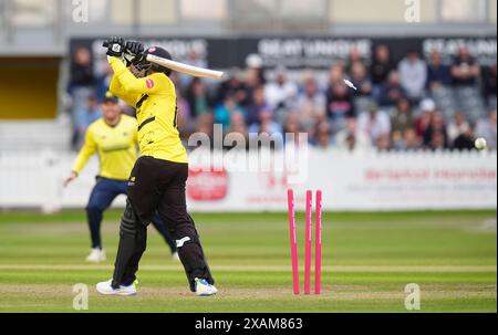 Jack Taylor aus Gloucestershire wird von James Fuller aus Hampshire während des Spiels Vitality Blast T20 im Seat Unique Stadium, Bristol, Bowling geführt. Bilddatum: Freitag, 7. Juni 2024. Stockfoto