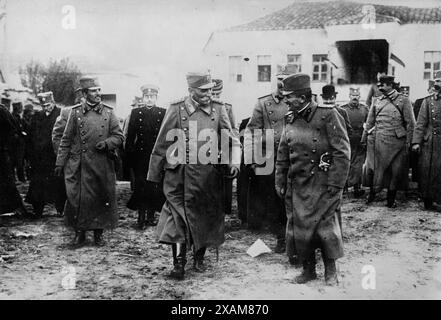 König Servia in Uskub, zwischen 1910 und 1915. Zeigt Peter I., König von Serbien (links in der Mitte) in Skopje, Mazedonien. Stockfoto