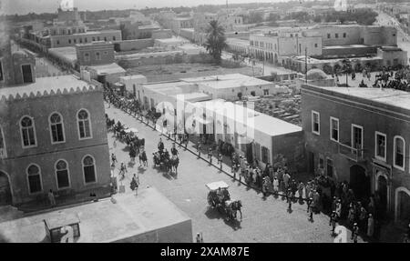 Italiener eroberten Tripolis, 1911 oder 1912. Zeigt italienische Truppen, die während des Türkisch-Türkischen Krieges zwischen September 1911 und Oktober 1912 in Tripolis in Libyen einmarschieren. Stockfoto