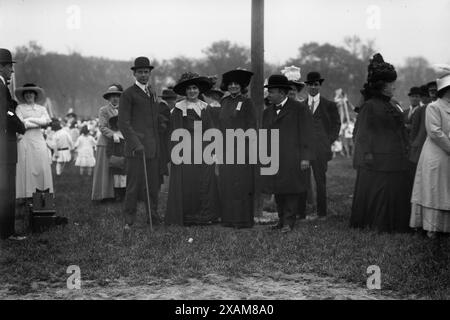 G.T. Kirby &amp; Ehefrau, Frau L.R. Guggenheim, com'r Stover, zwischen 1910 und 1915. Zeigt Gustavus Town Kirby (ganz links), Präsident der Amateur Athletic Union und Präsident des American Olympic Committee für die Olympischen Spiele 1912 in Stockholm und Charles Bunstein Stover (1861–1929), Parks Commissioner für New York City. Stockfoto