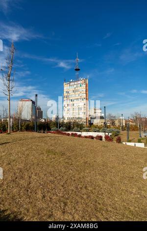 Pristina, Kosovo - 5. Februar 2024: Das Gebäude des Kosovo Radio und Fernsehen mit dem albanischen Slogan Liria ka Emer, das Meand Freedom hat eine Stockfoto