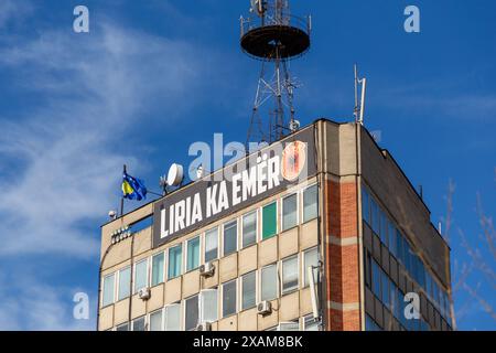 Pristina, Kosovo - 5. Februar 2024: Das Gebäude des Kosovo Radio und Fernsehen mit dem albanischen Slogan Liria ka Emer, das Meand Freedom hat eine Stockfoto