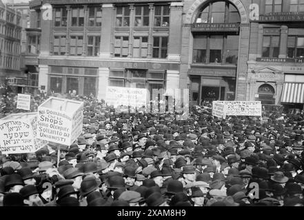 13. Mai, Streikende am Union Square, 1913. Die Show versammelte sich während der Maiparade am 1. Mai 1913 auf dem Union Square, New York City. Einige haben Schilder auf Jiddisch, Italienisch und Englisch. Stockfoto