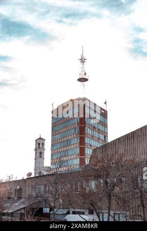 Pristina, Kosovo - 5. Februar 2024: Das Gebäude des Kosovo Radio und Fernsehen mit dem albanischen Slogan Liria ka Emer, das Meand Freedom hat eine Stockfoto