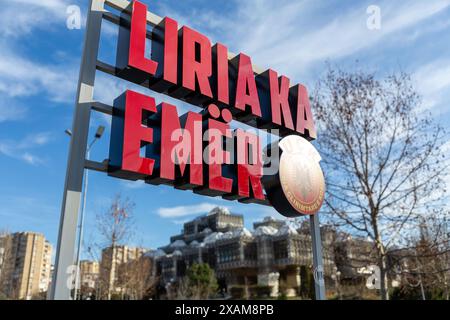 Pristina, Kosovo - 5. Februar 2024: Das Gebäude des Kosovo Radio und Fernsehen mit dem albanischen Slogan Liria ka Emer, das Meand Freedom hat eine Stockfoto