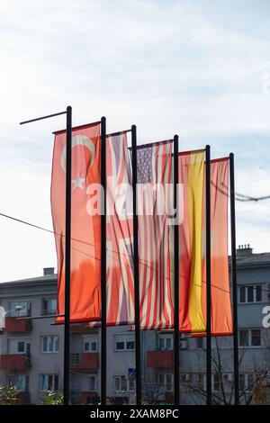 Pristina, Kosovo - 5. Februar 2024: Flaggen von Turkiye, Großbritannien, USA, Deutschland und Albanien auf den Straßen von Pristina, der Hauptstadt des Kosovo. Stockfoto