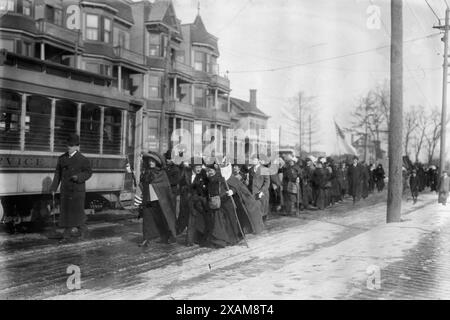 Wanderung nach Wash'n, 1913. Zeigt die Wanderung von General Rosalie Jones von New York nach Washington, D.C. für die Parade der National American Woman Suffrage Association am 3. März 1913. Foto aufgenommen in Newark, New Jersey am 12. Februar 1913. Stockfoto