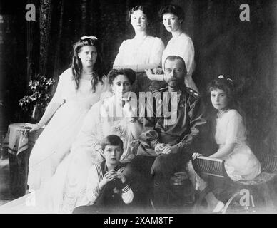 Russische Königsfamilie, 1914. Zeigt Mitglieder der Romanovs, der letzten königlichen Familie Russlands, einschließlich: Sitzende (von links nach rechts) Marie, Königin Alexandra, Zar Nikolaus II., Anastasia, Alexei (vorne), und stehend (von links nach rechts), Olga und Tatiana. Stockfoto