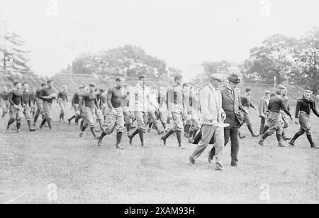 Yale Squad kommt ins Feld, Bomeisler, Spalding, John Mack, Dr. Bull, zwischen c1910 und c1915. Die Fotos zeigen Mitglieder der Yale University Football-Mannschaft, darunter Douglas M. „Bo“ Bomeisler (1892–1953), Dr. William T. Bull und Jesse Spalding (1934). Stockfoto