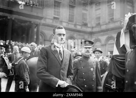 Bürgermeister Mitchel, 14.05.1914. Zeigt Bürgermeister John Purroy Mitchel (1879–1918) in der City Hall, New York City, während der Prozession vor dem Memorial Service zu Ehren der Seeleute und Marines, die während der mexikanischen Revolution in Veracruz, Mexiko, getötet wurden. Fotograf mit Kamera unten links im Foto. Stockfoto